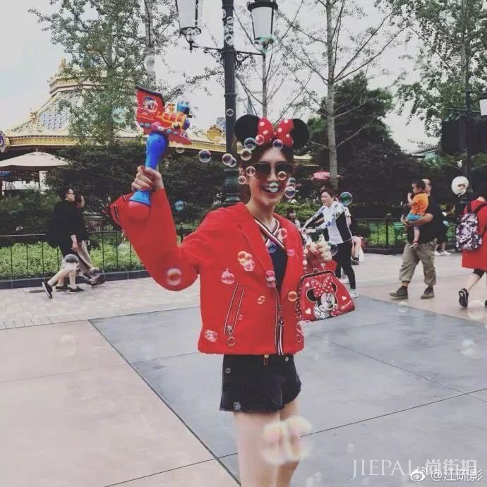 江疏影最新街拍教你做时髦“上班女郎”